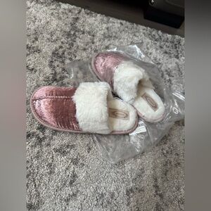 Girls size 3 Joyfolie slippers